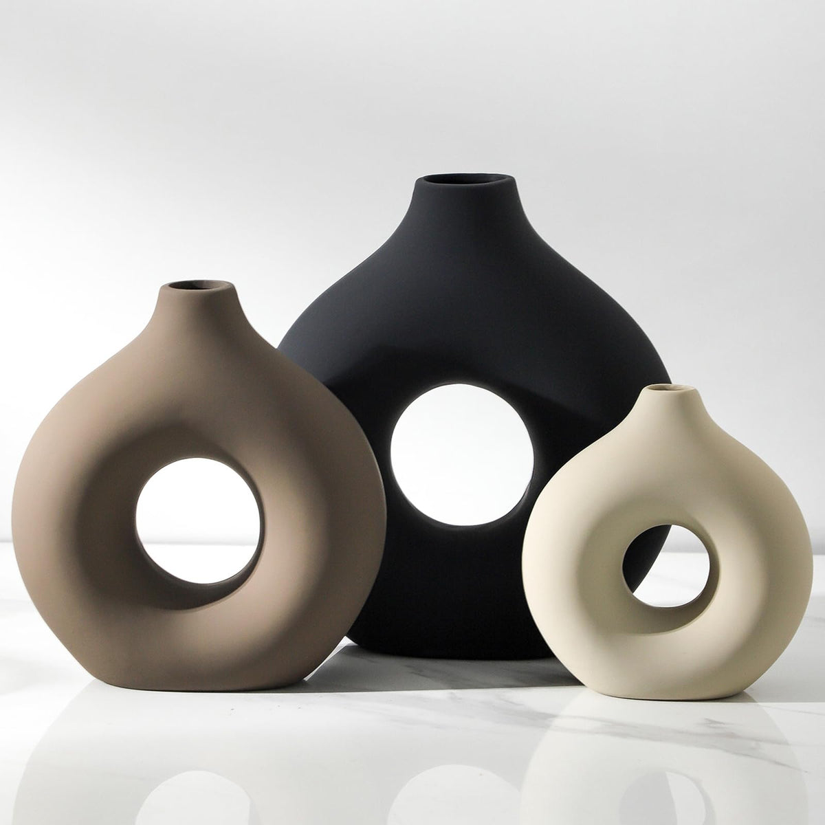 Vanselia donut-shaped ceramic vase large, ideal as a centerpiece for modern tables.