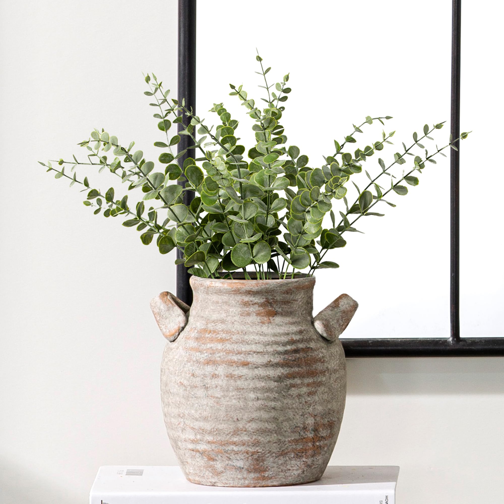 Non-slip pad on Vanselia vase base protects surfaces during movement.