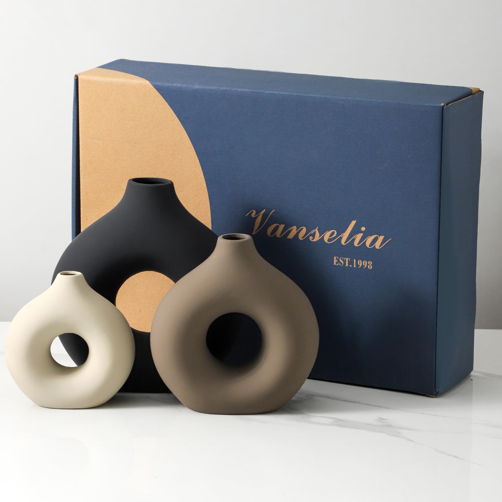 Vanselia non-slip-base vase keeps the donut vase steady.