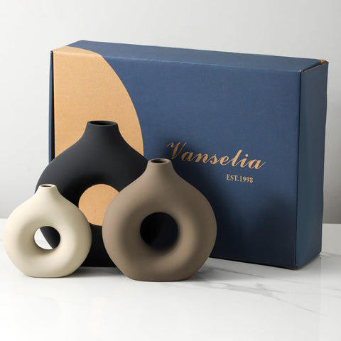 Vanselia non-slip-base vase keeps the donut vase steady.