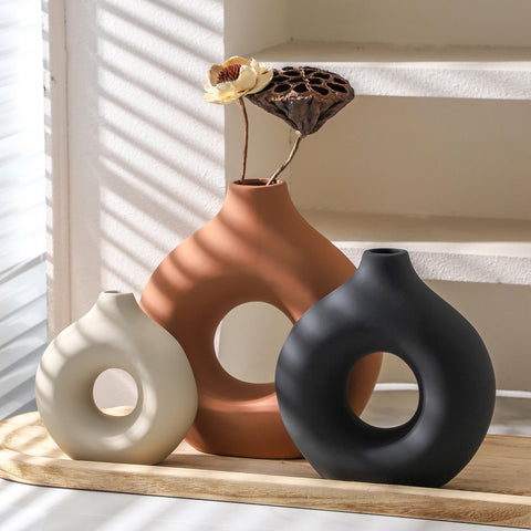 Vanselia donut vase with non-slip base protects furniture