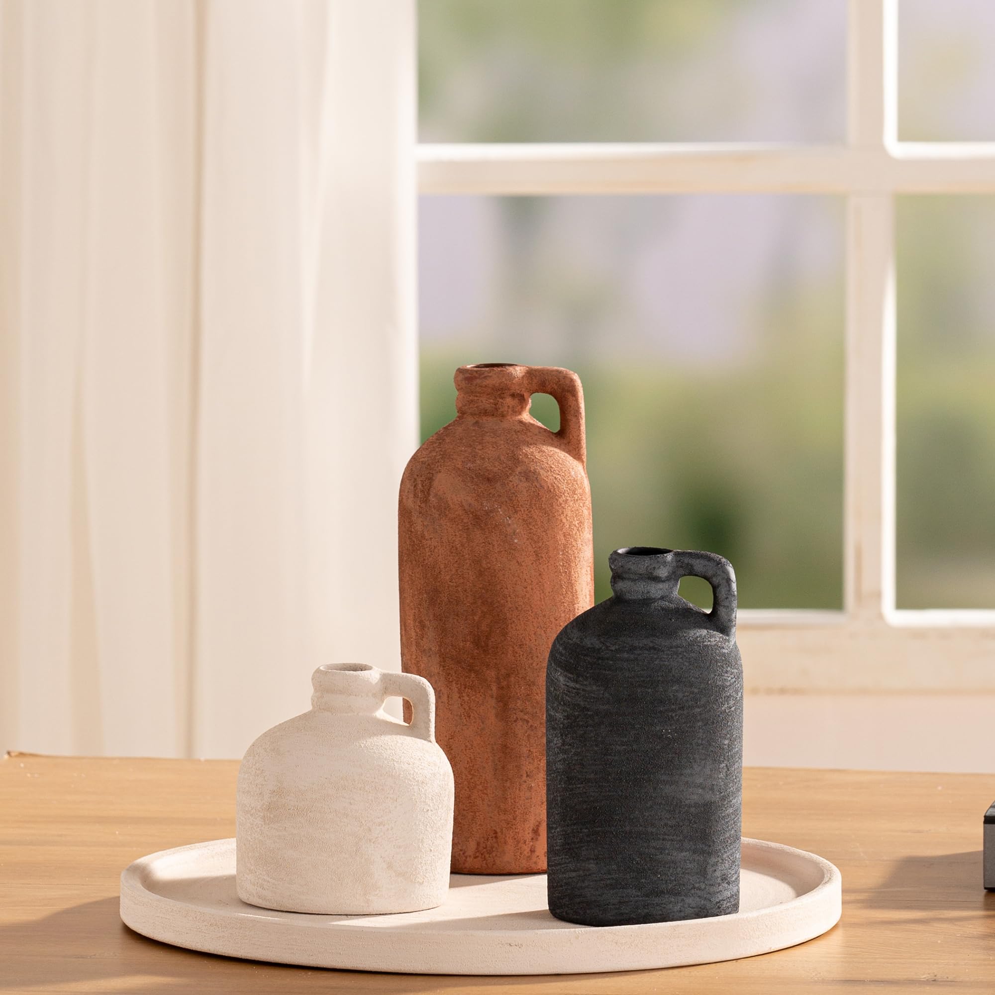 Vanselia non-slip base protects surfaces and keeps vases steady.