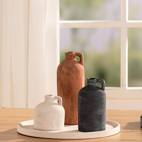 Vanselia non-slip base protects surfaces and keeps vases steady.
