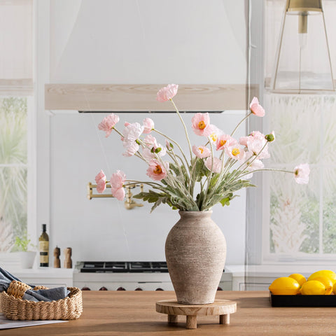 Vanselia non-slip bottom on the vase protects surfaces during arrangement.