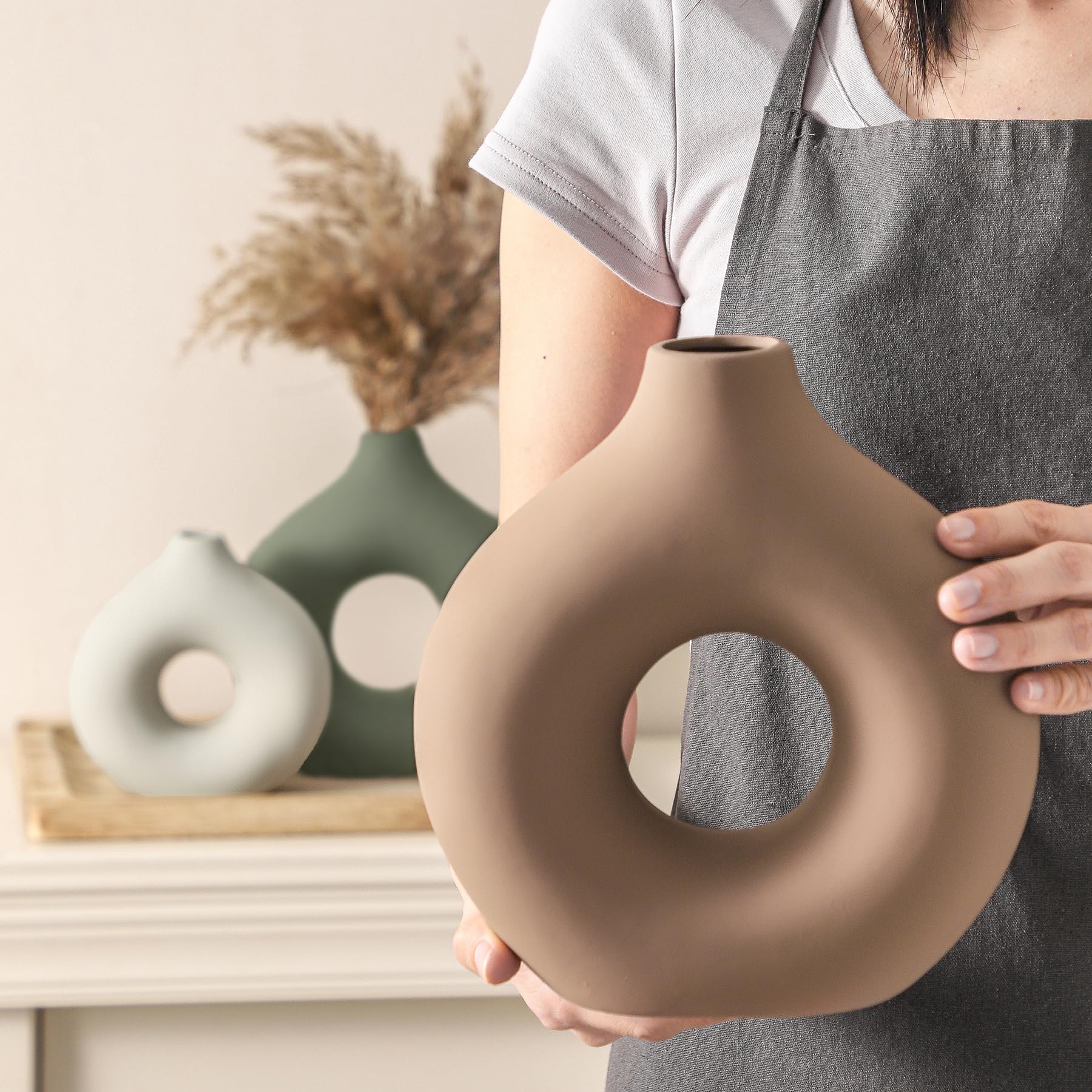 Vanselia table centerpiece donut vase, a charming accent for dining and living rooms