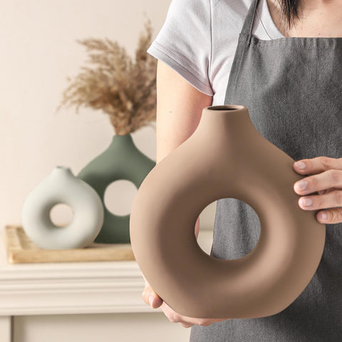 Vanselia table centerpiece donut vase, a charming accent for dining and living rooms