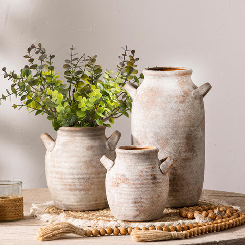 Vanselia vase with pampas grass creates a stylish centerpiece.
