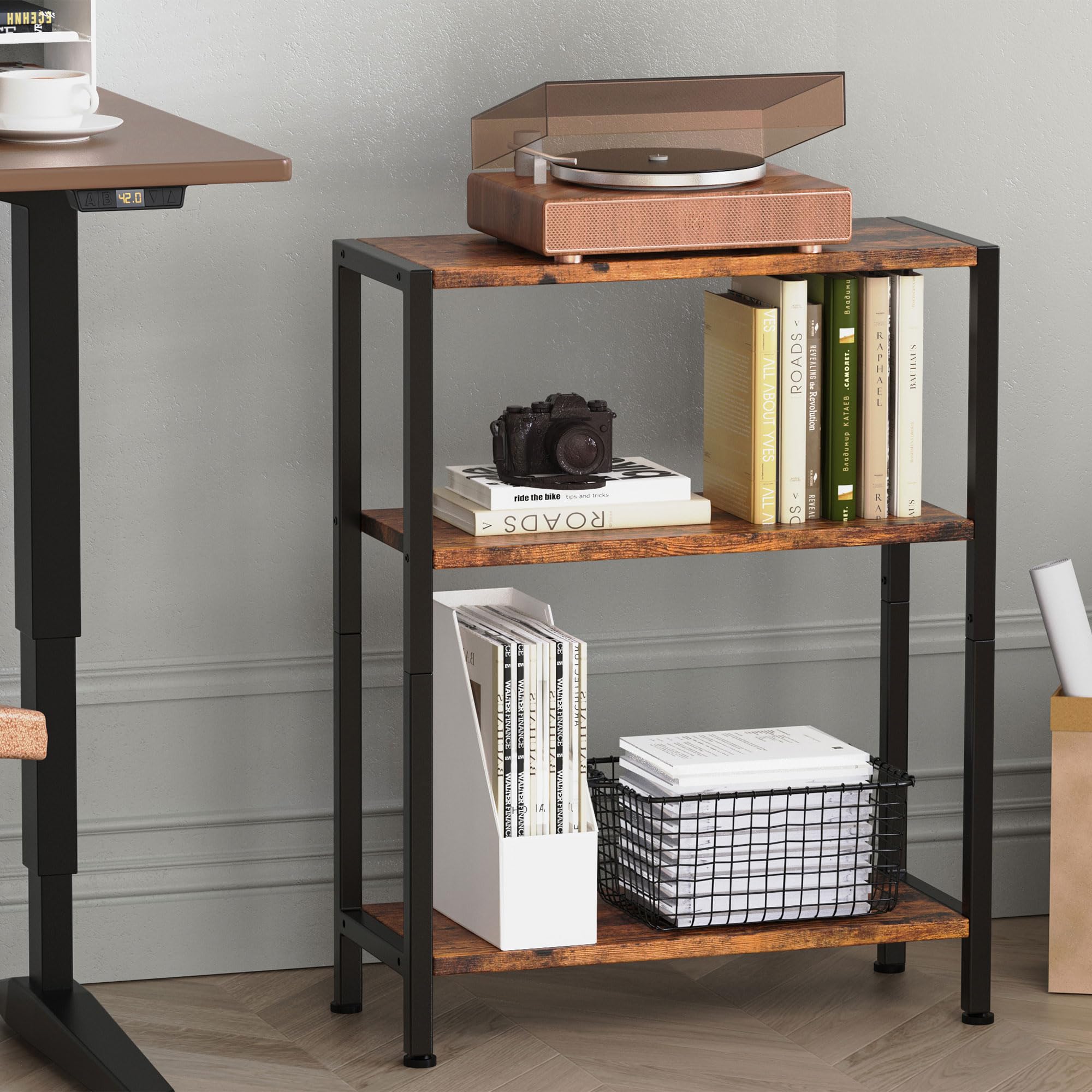 Sofa-side view showing the slim silhouette of the Vantimo table.