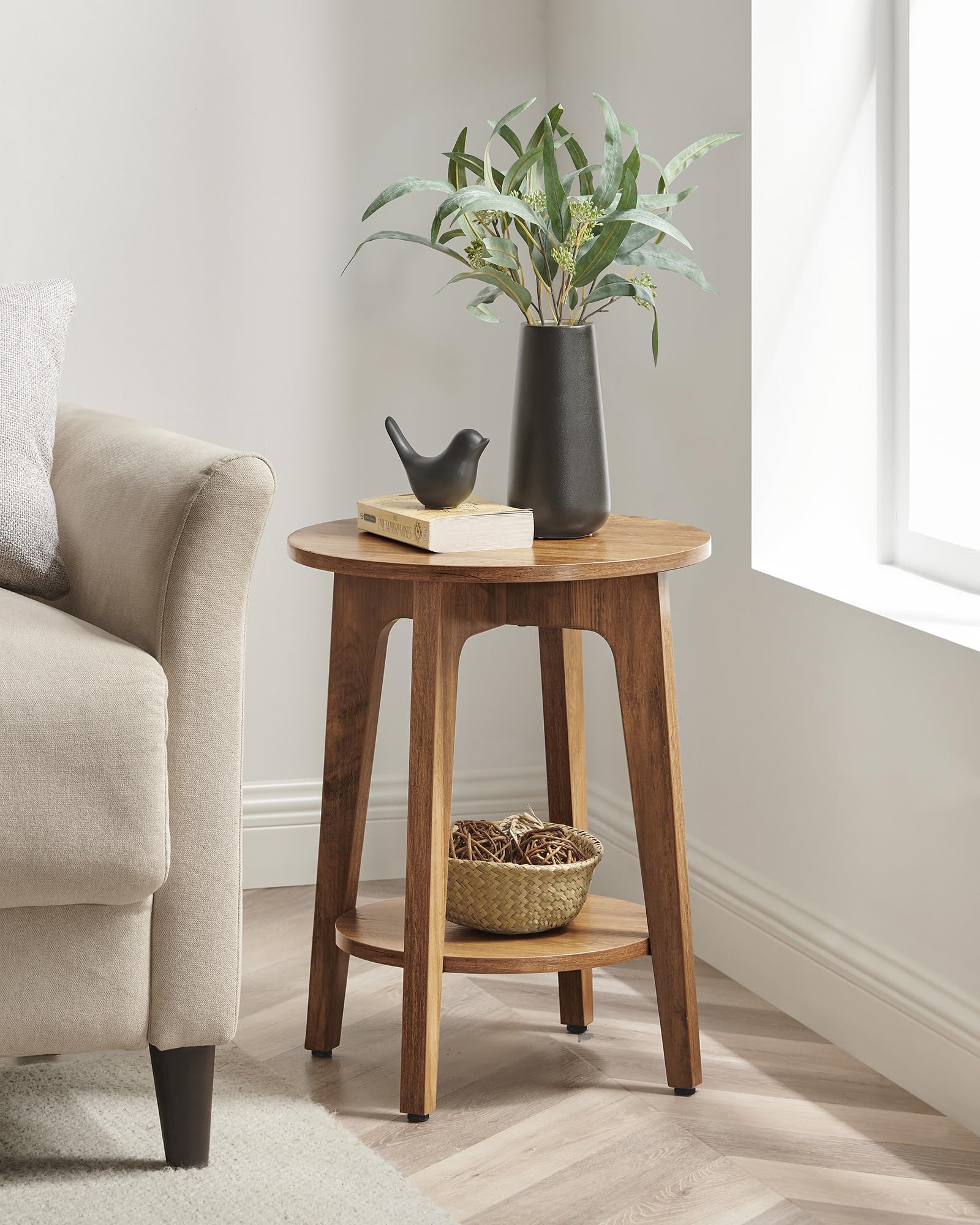 VASAGLE MAEZO lower shelf displays books and keeps essentials within reach.