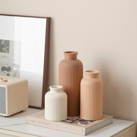 Vaurcesa office decor vase welcomes a modern minimalist workspace