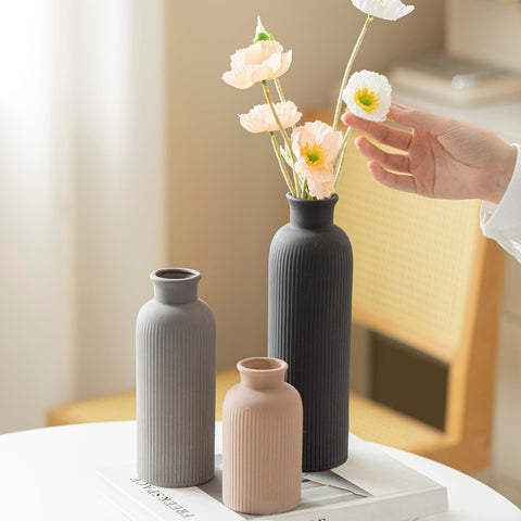 Vaurcesa matte black three-vase set on a shelf.