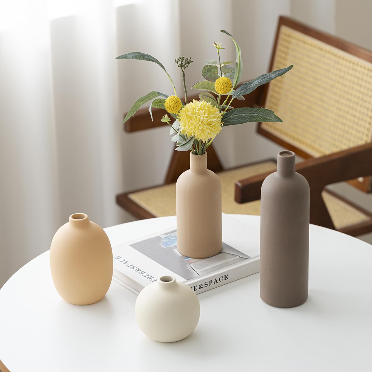 Vaurcesa vase with dried flowers scene offers lasting decor