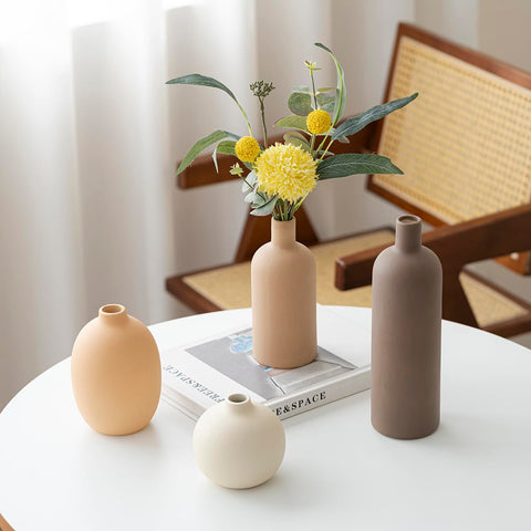 Vaurcesa vase with dried flowers scene offers lasting decor