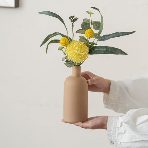 Vaurcesa vase set with pampas grass creates airy focal point