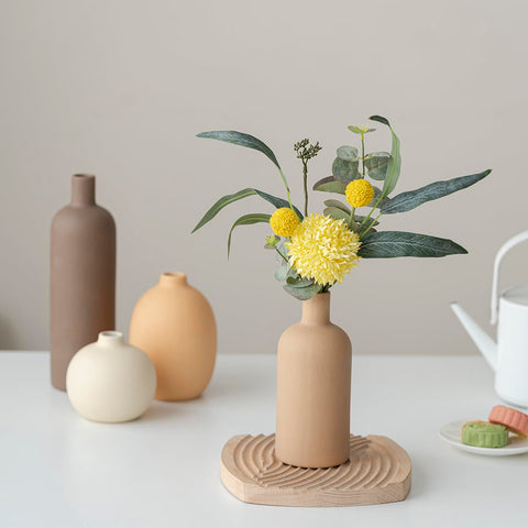 Vaurcesa four-piece vase set on shelf creates visual rhythm