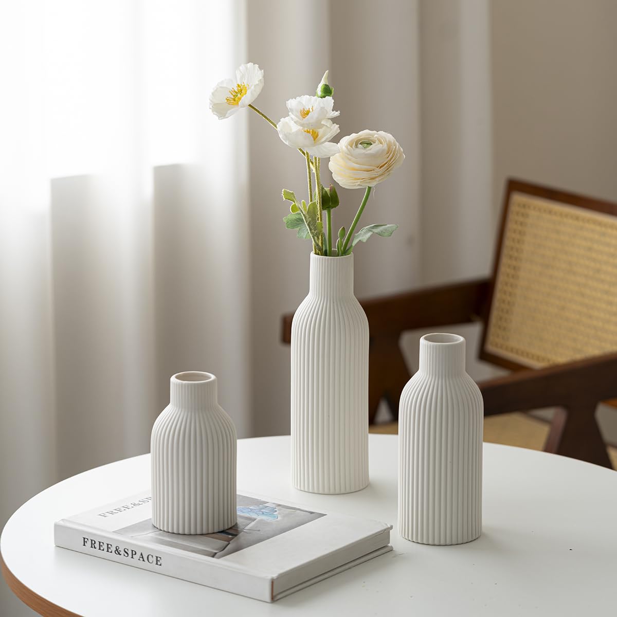 Vaurcesa 10-inch tallest vase adds height to shelves.