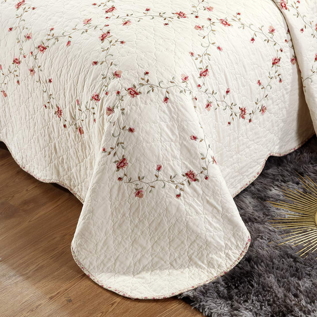 VCTOPS scalloped quilt edges soften the room aesthetic