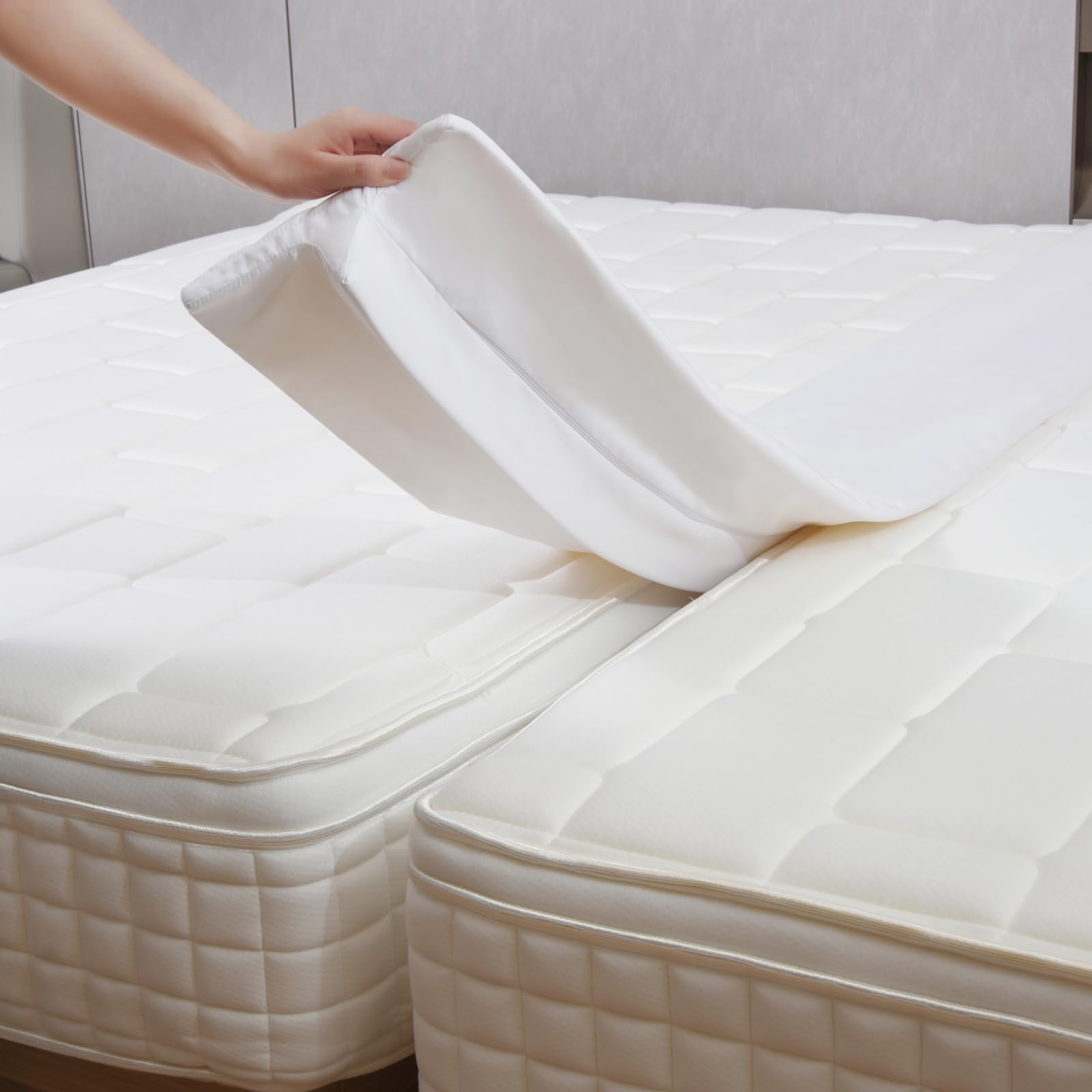 Vekkia twin-to-king converter with internal PE support bridge keeps mattresses aligned