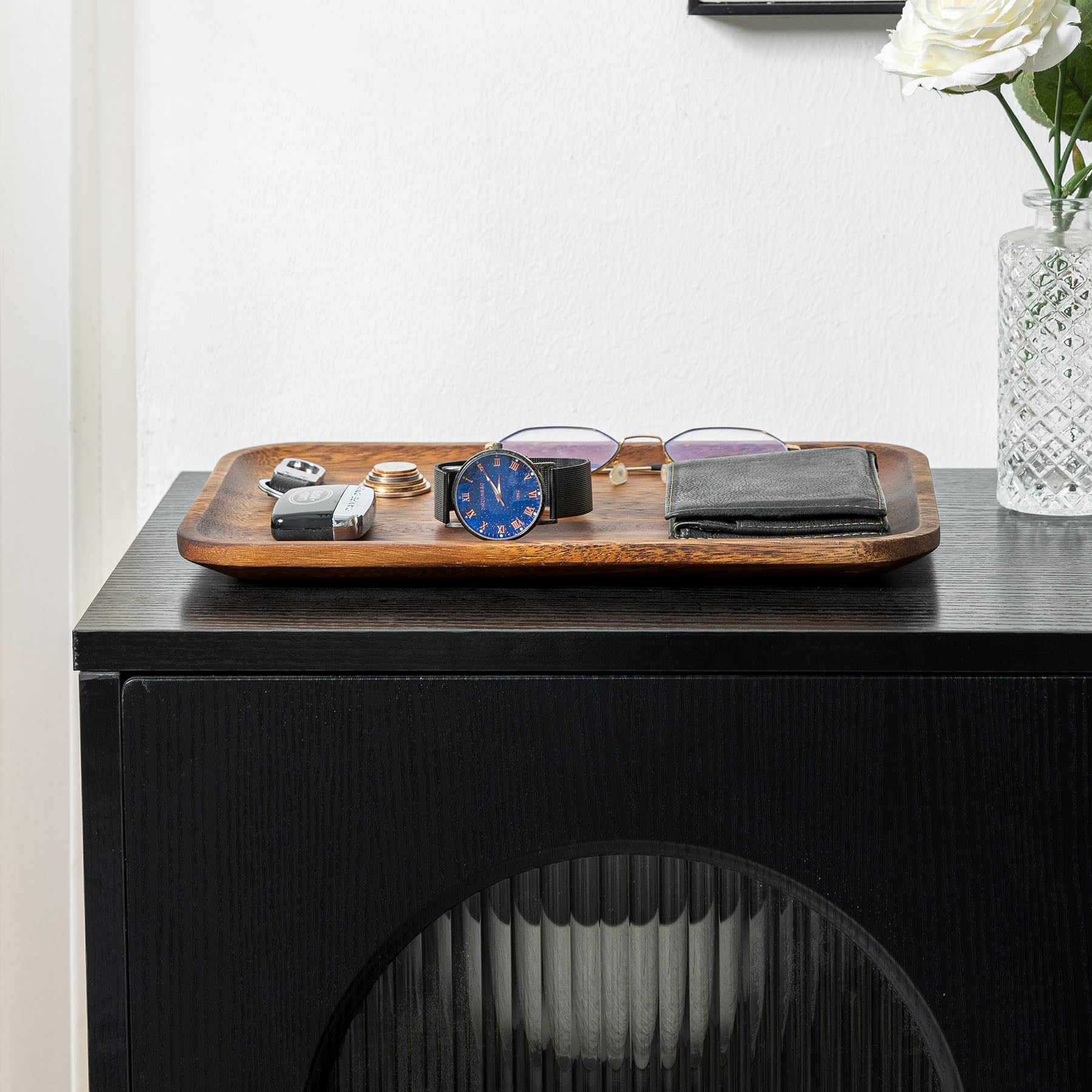 Velinjowy Wood Tray helps daily essentials stay tidy and within reach.