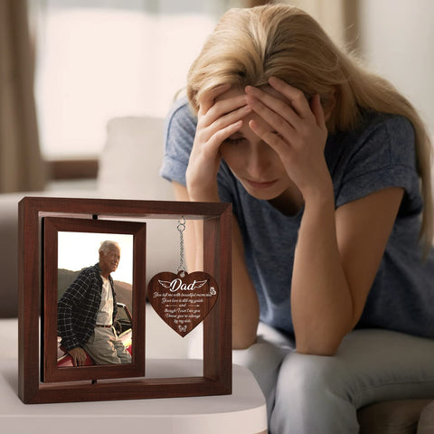 Vetbuosa 360° rotating memorial frame highlights two photos beside a heart sign