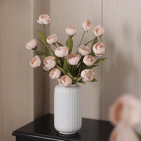 VIERENA wedding table centerpiece ideas with beige peonies.