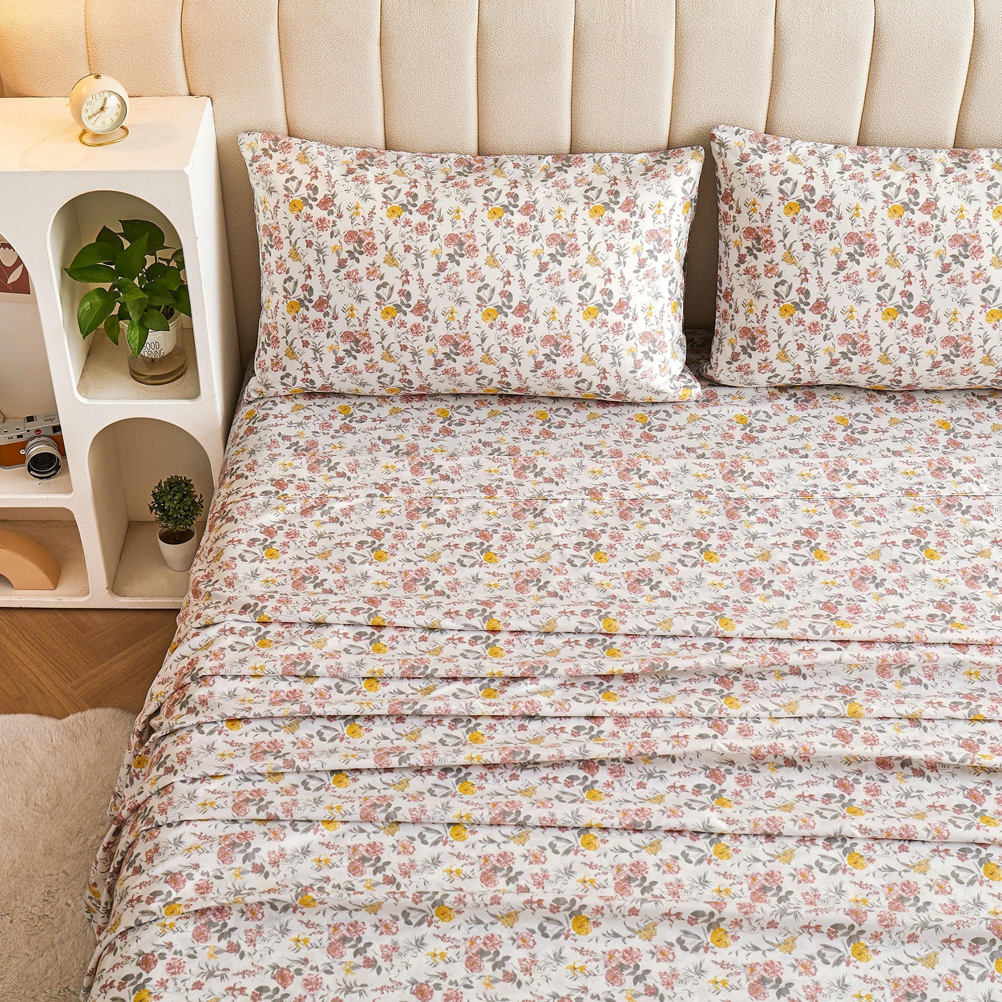 Viviland Floral King Sheet Set close-up highlights microfiber softness and breathable texture.