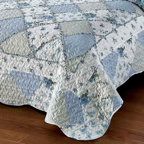 VIVILINEN bedspread displayed in a calm bedroom setting, all-season versatility.