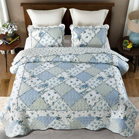 VIVILINEN floral paisley quilt detail highlighting vintage charm