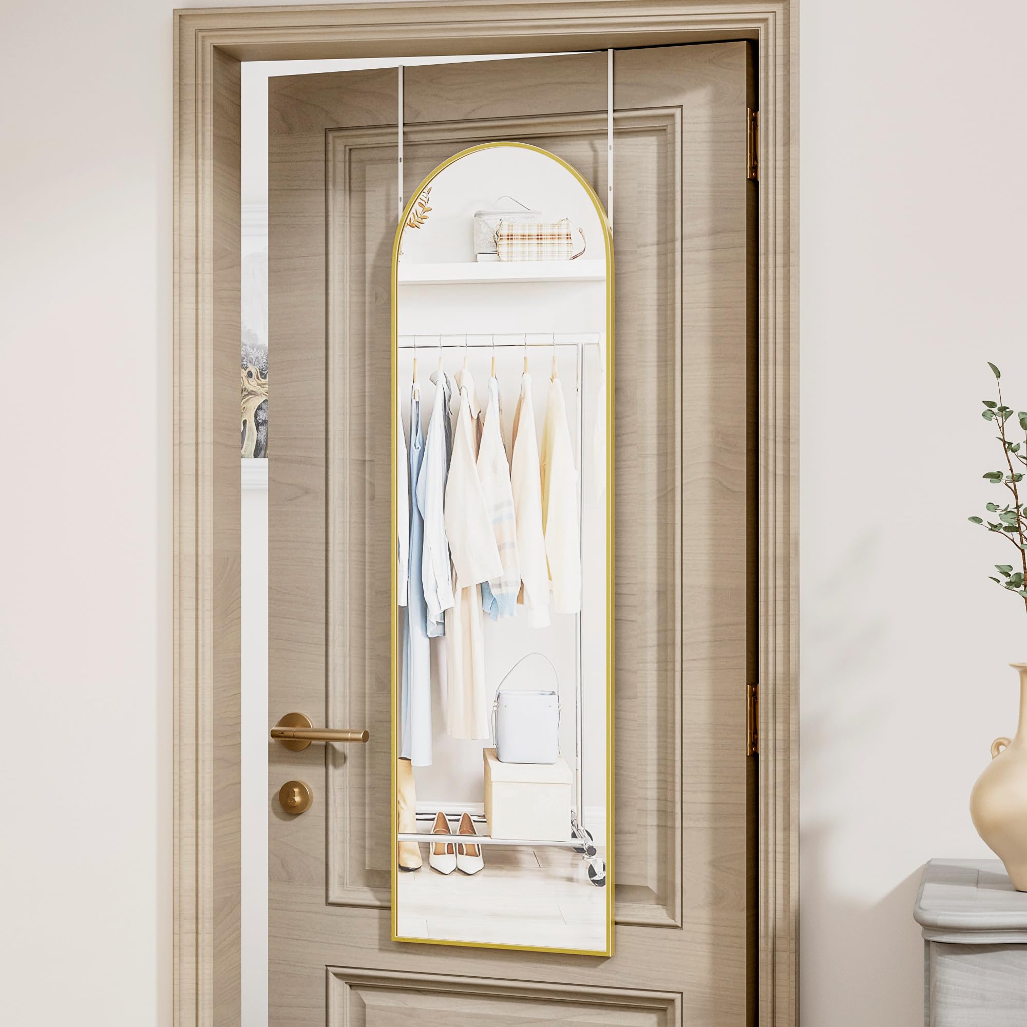 Vlush gold decor mirror enhances room ambiance