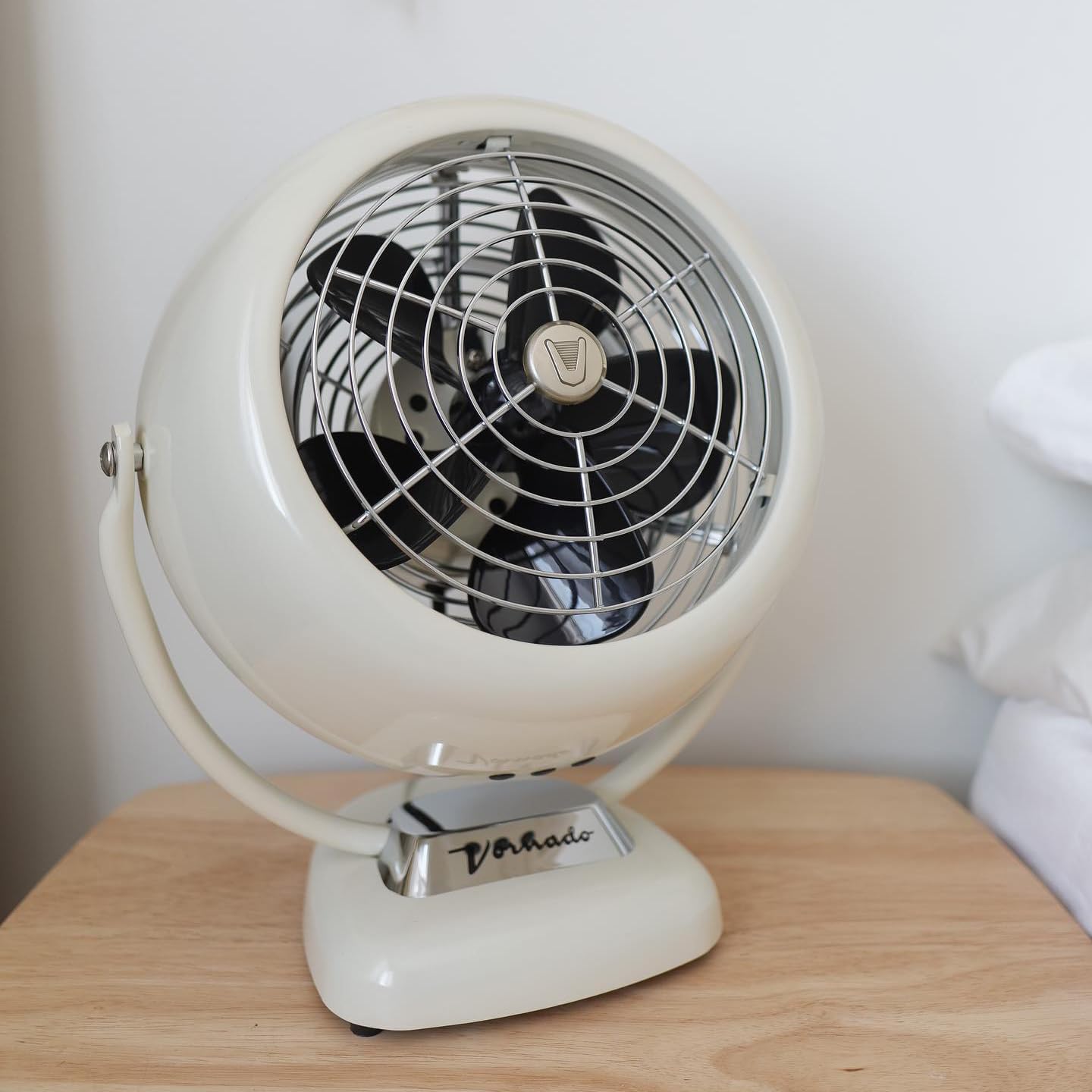Vintage white finish complements retro interiors while delivering steady performance