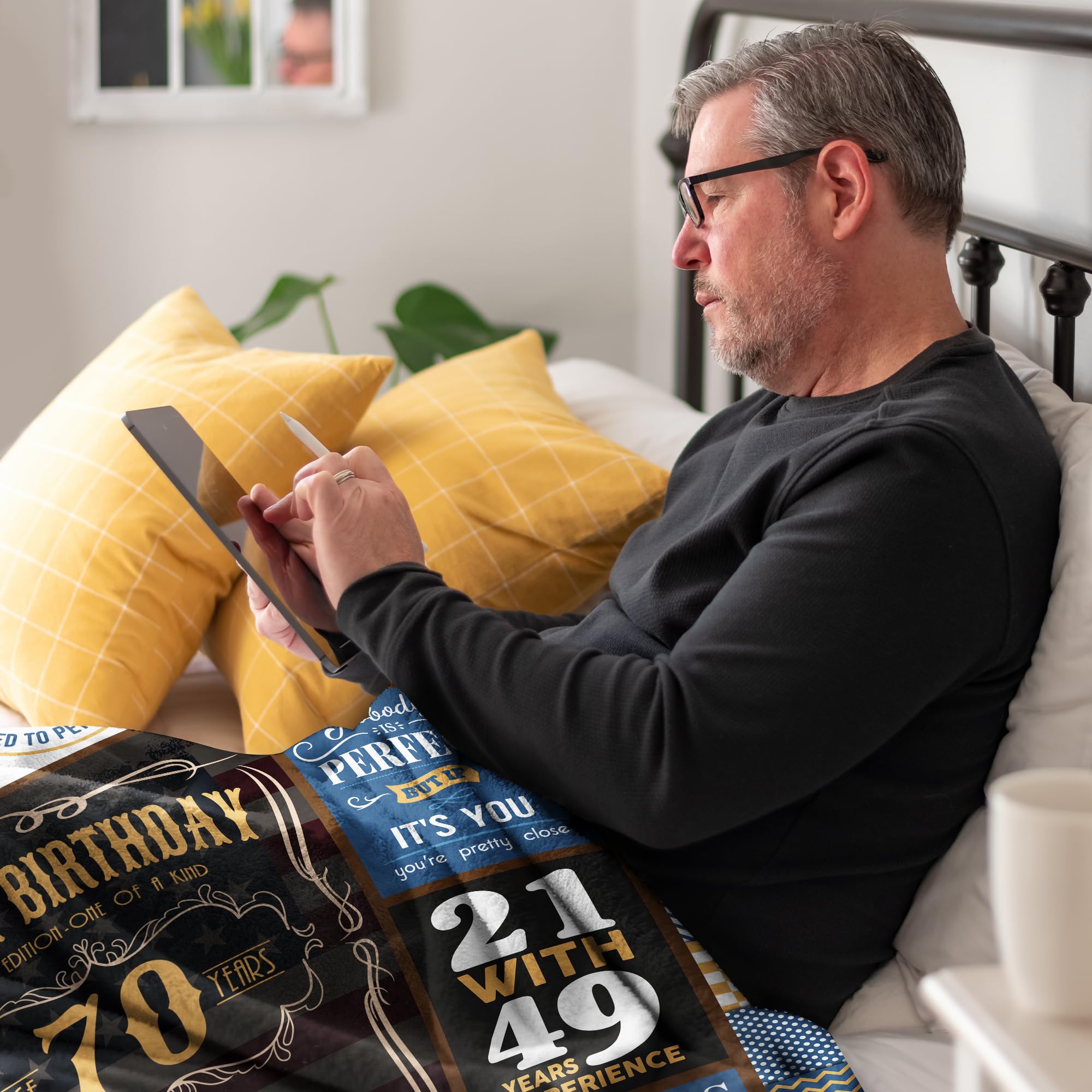 VXDRZGT lightweight luxury blanket is ideal for movies or reading.