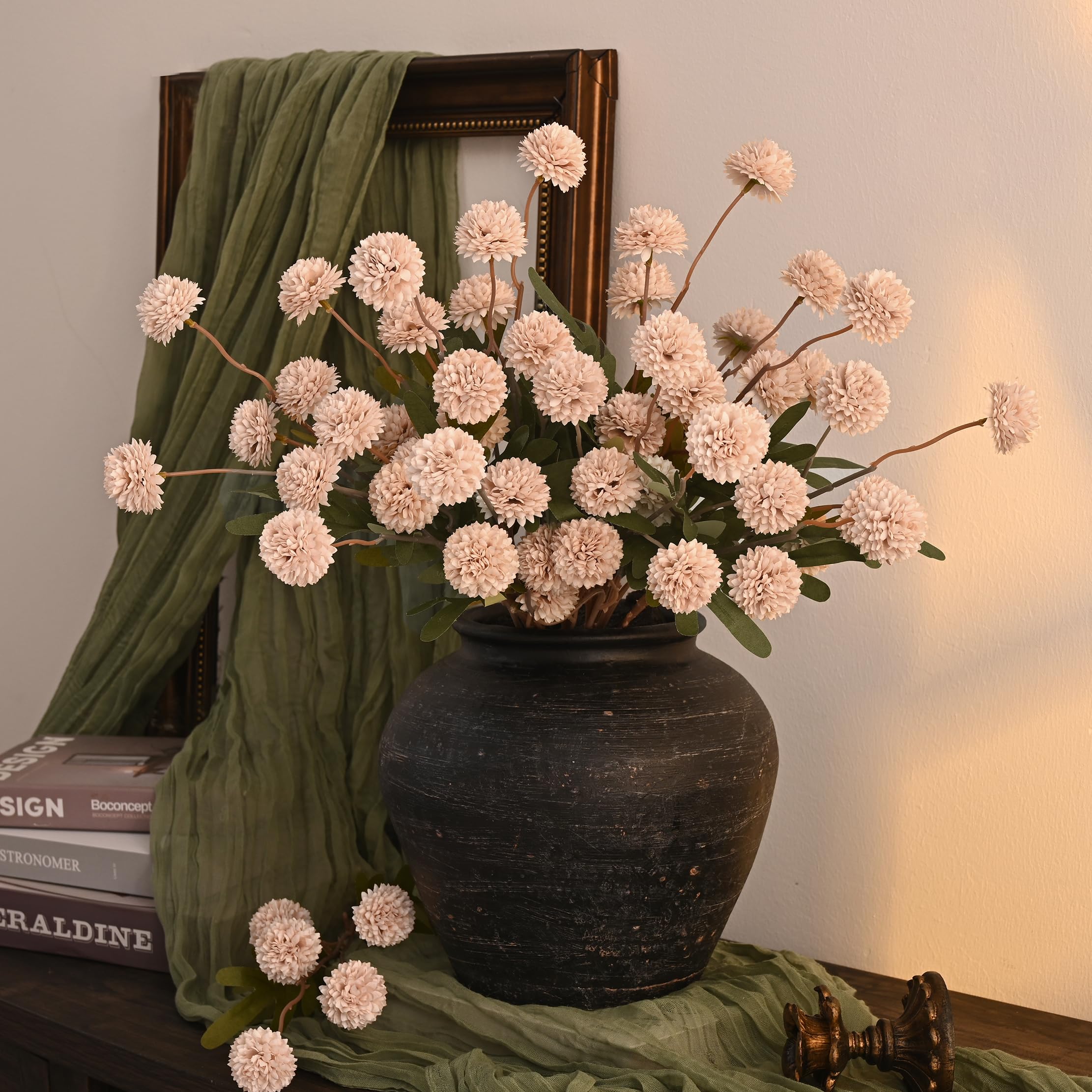 Waipfaru dust-free cleaning demo shows quick upkeep for pristine displays.