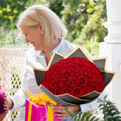 Waipfaru long-stem roses stay vibrant through events.