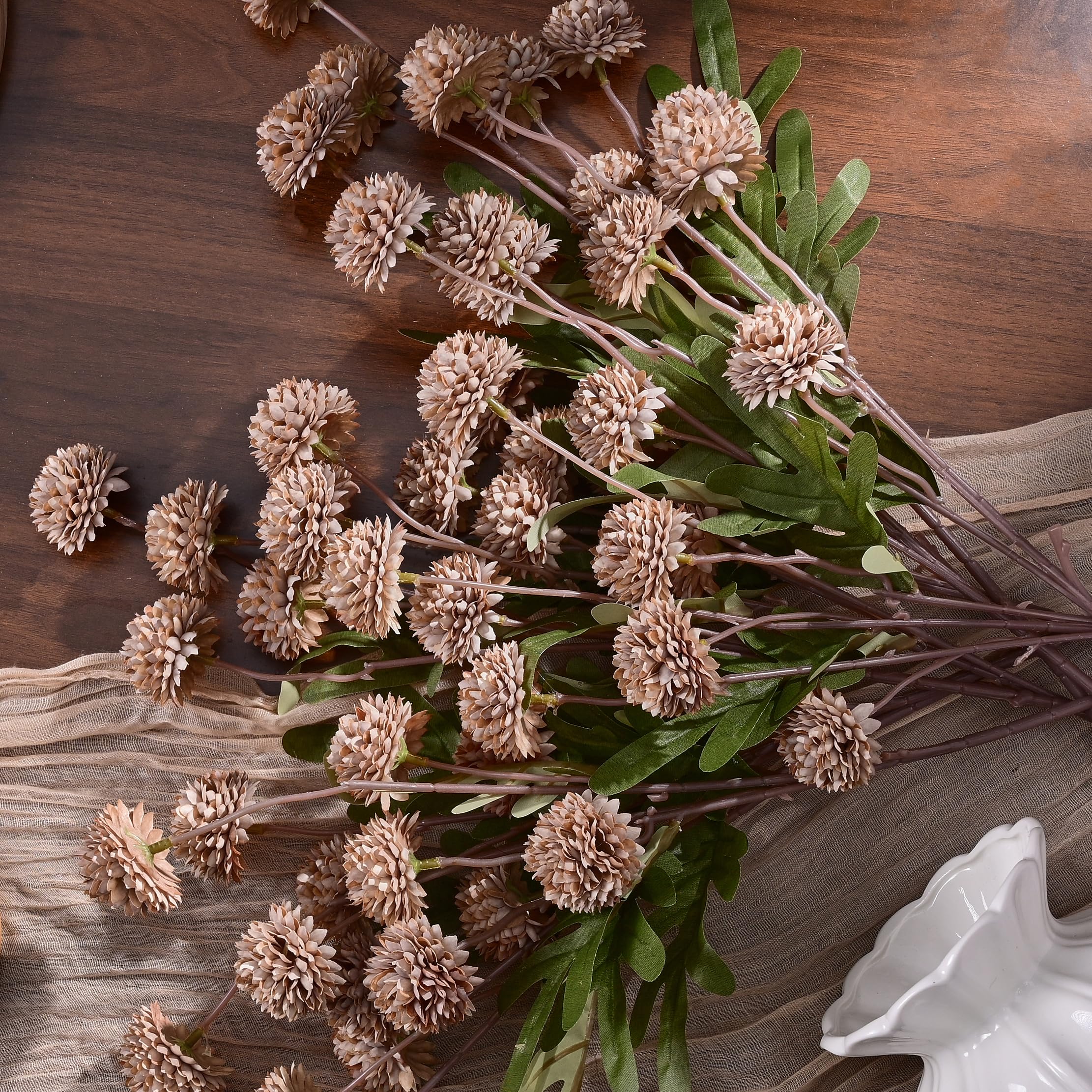 Waipfaru no vase setup simplifies wedding or event styling.