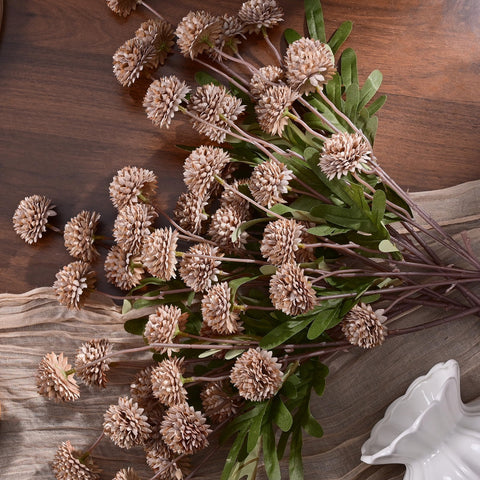 Waipfaru no vase setup simplifies wedding or event styling.