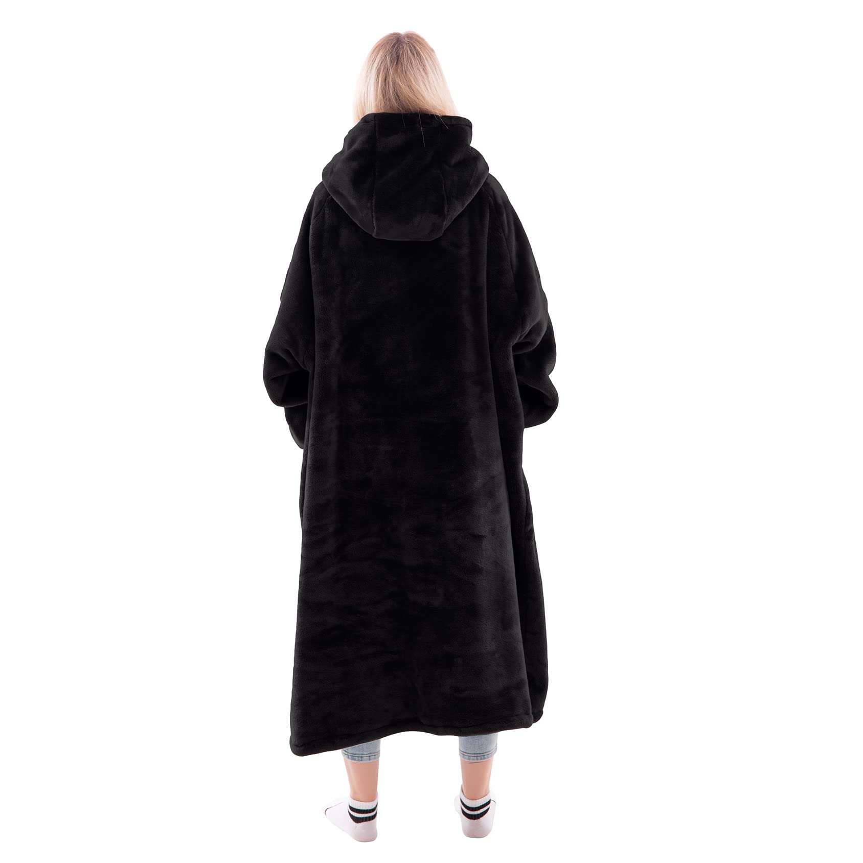 Waitu wearable blanket hoodie side view highlighting roomy sleeves for easy movement.