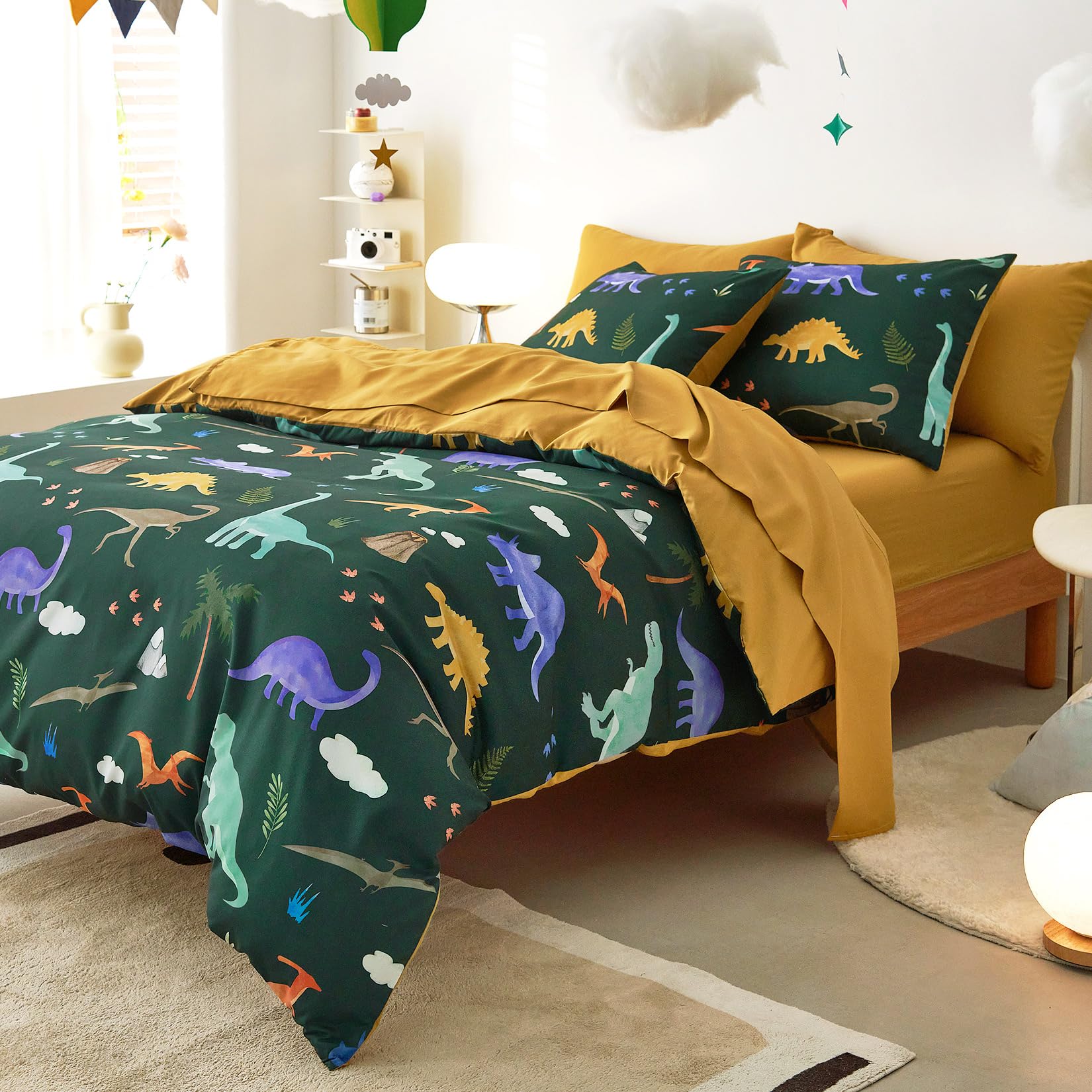 Wake In Cloud twin 5-piece set includes sheets for a complete kid sleep environment.