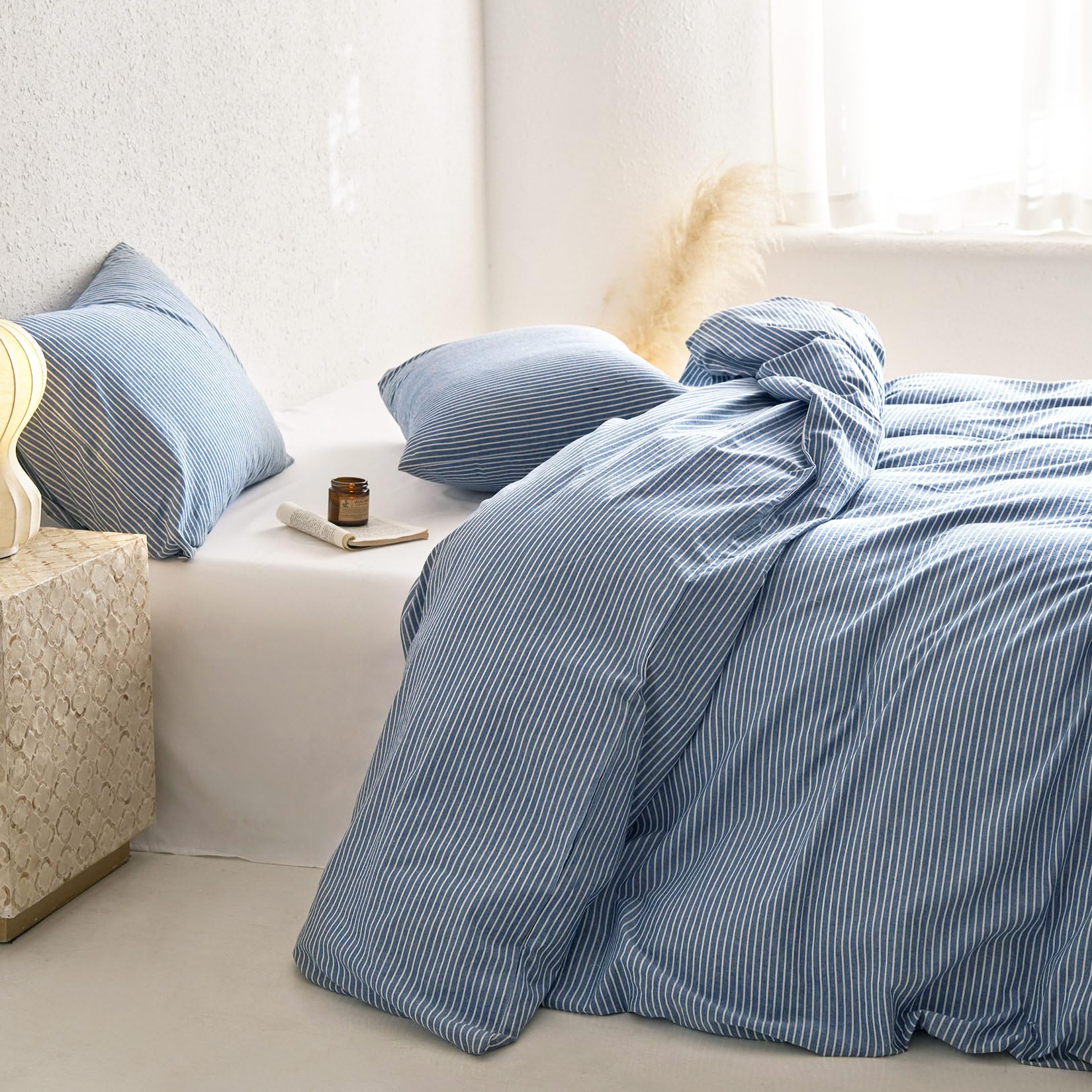 Wake In Cloud easy care duvet cover, machine washable in denim blue for simple upkeep.