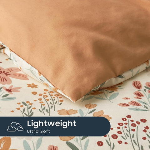 Wake In Cloud comforter stitching detail keeps fillings in place.