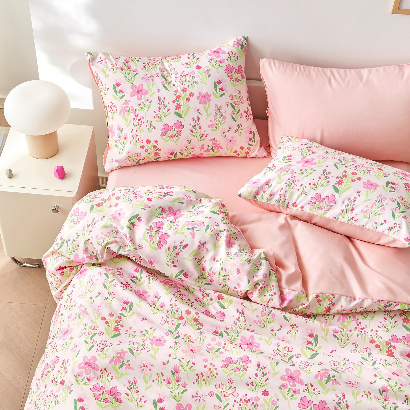 Wake In Cloud soft brushed-polyester twin comforter delivers light warmth and silky feel.