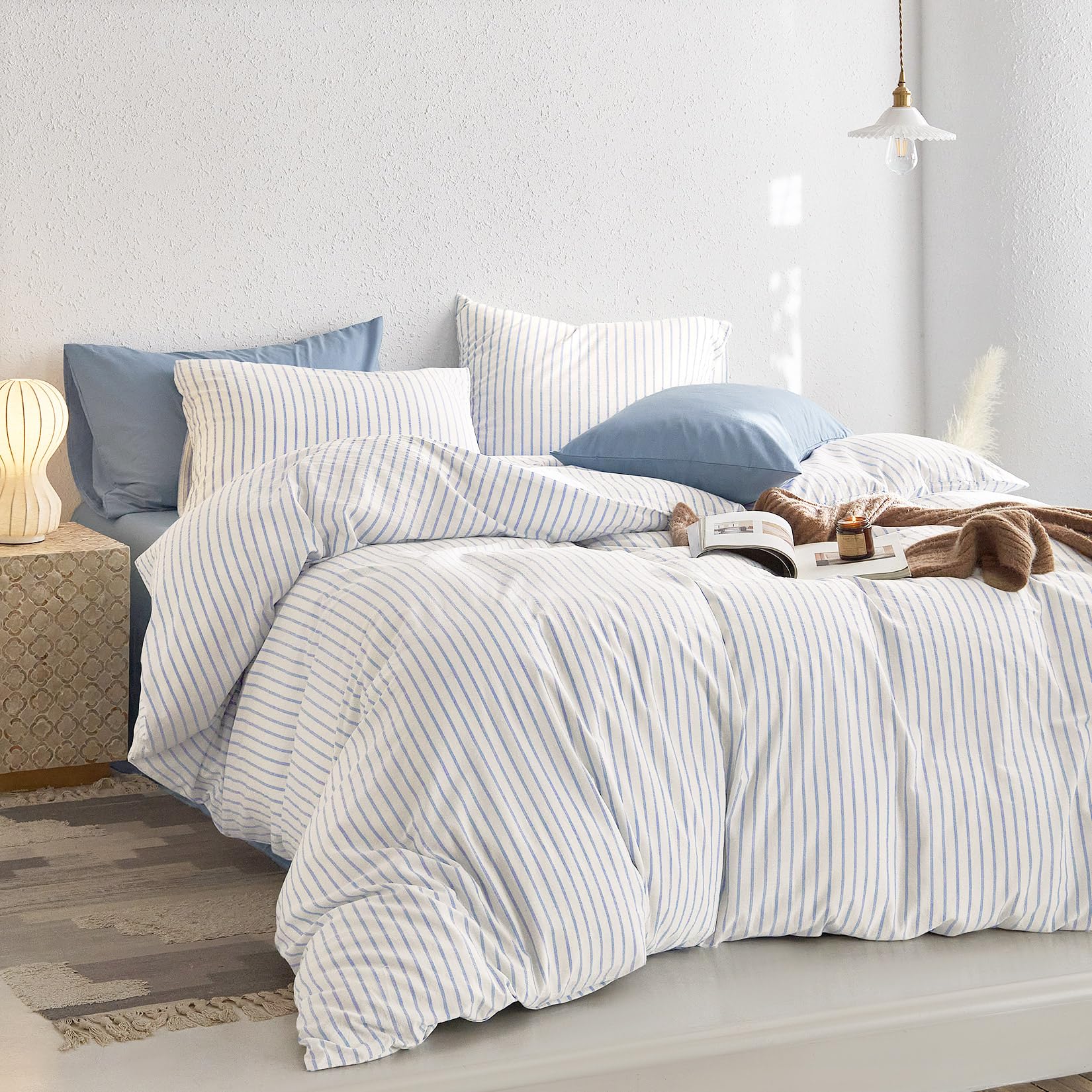 Wake In Cloud zipper closure detail for quick duvet insert access.