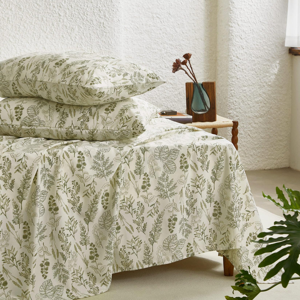 Wake In Cloud botanical bed sheets in king size with vintage floral charm.