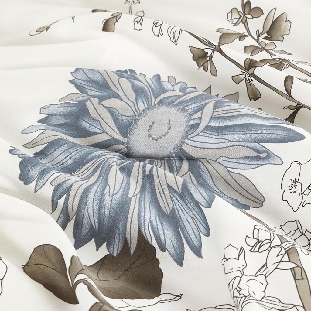 Wake In Cloud durable stitching keeps fillings in place for lasting coziness.
