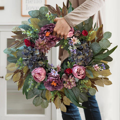 Packaging box for storage keeps wreath ready for next season