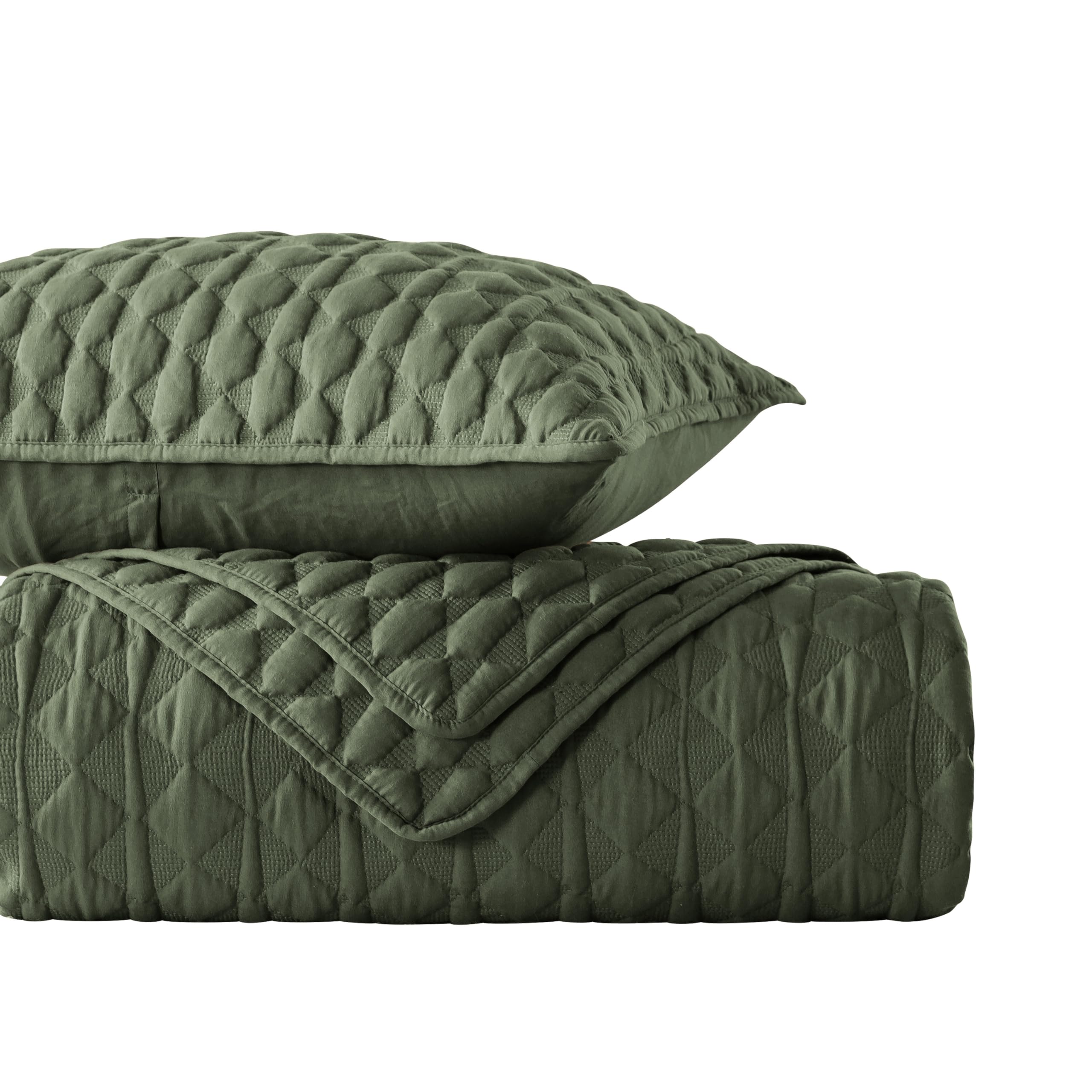 WDCOZY bedroom ambiance with olive-green quilt for a calm retreat