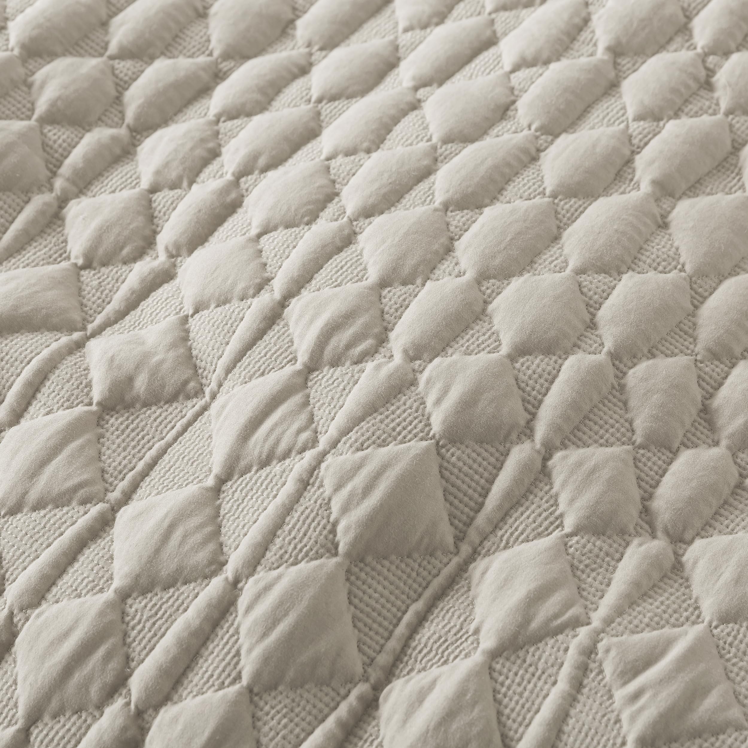 Bedroom setup featuring WDCOZY quilt for a modern look.