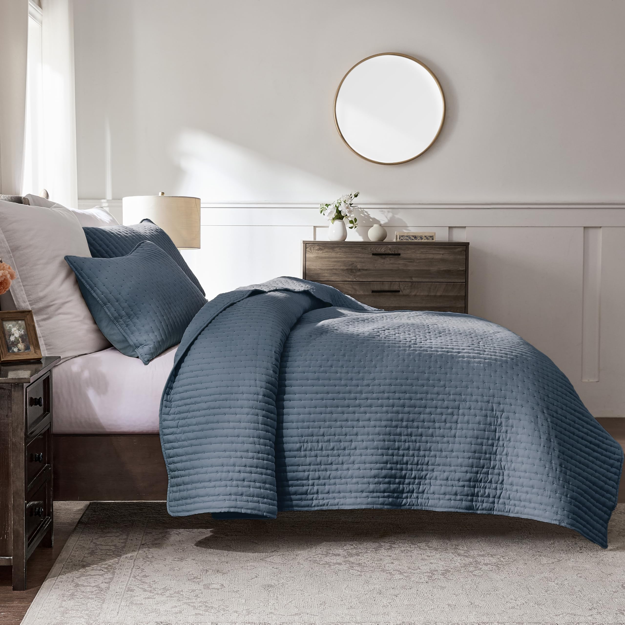 WDCOZY contrast trim detail provides a refined bedspread finish.