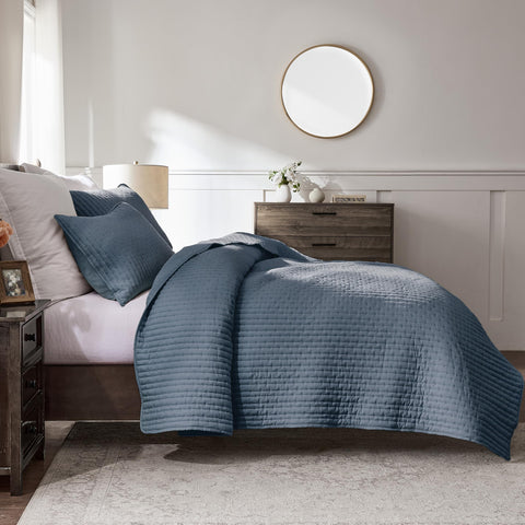 WDCOZY contrast trim detail provides a refined bedspread finish.