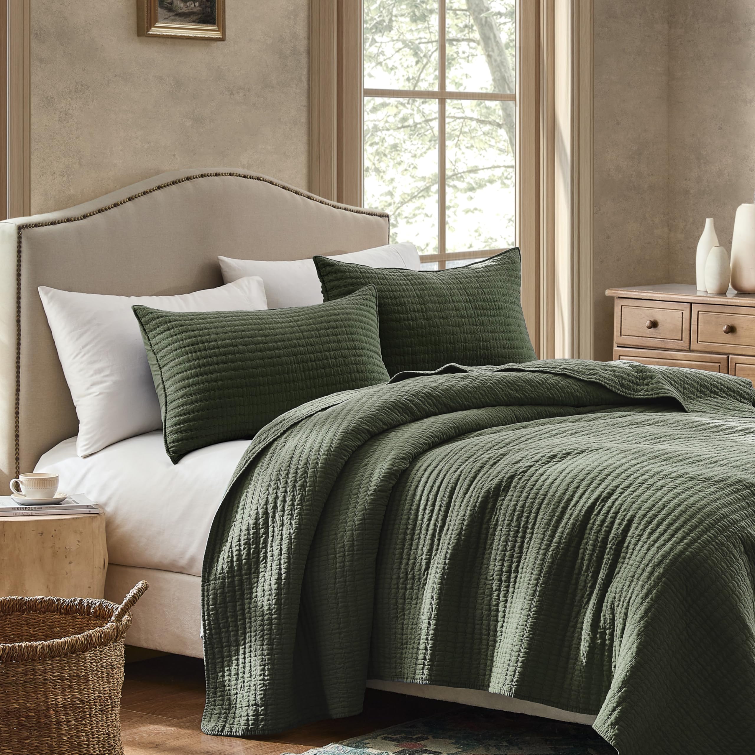 WDCOZY country rustic coverlet enhances shabby chic bedrooms.