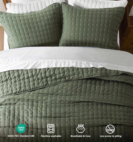 WDCOZY lightweight quilt moss green on bed emphasizes airy comfort